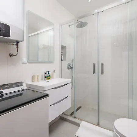 Apartman Deluxe Ana 100 M From The *