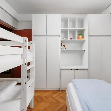 Apartman Deluxe Ana 100 M From The *
