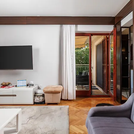 Deluxe Ana 100 M From The Apartment Opatija